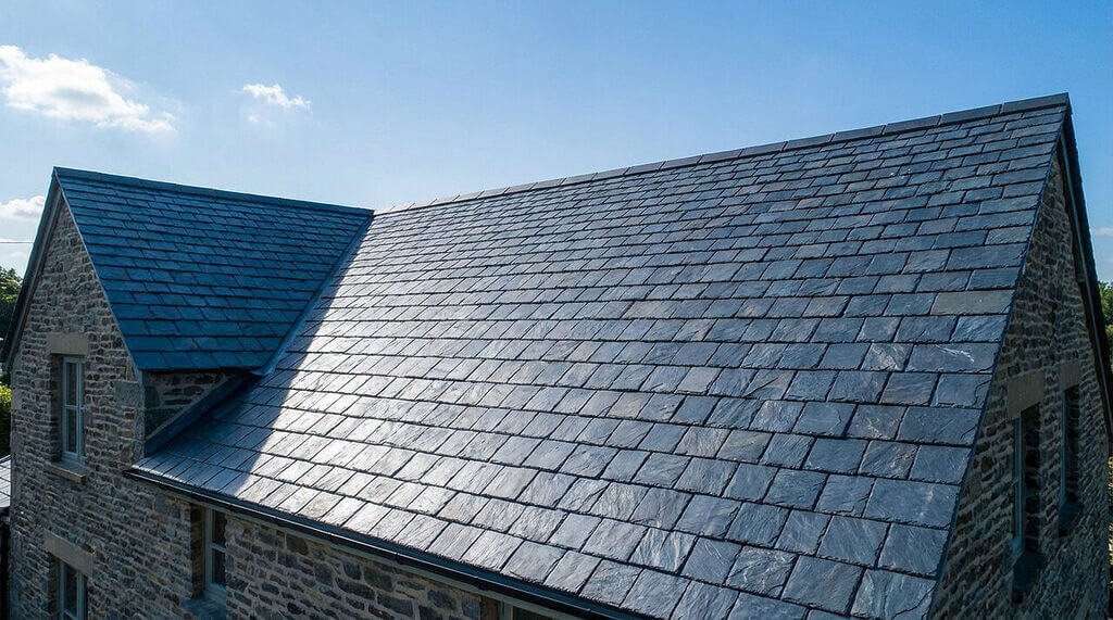 Combien coûte la rénovation de toiture ardoise [2025]